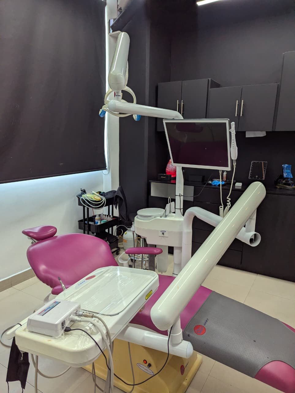 Unidad dental con monitor y cámara intraoral